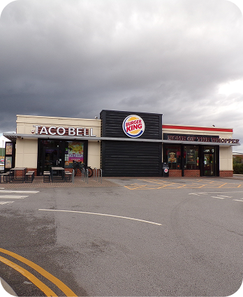 A fast food restaurant with a street corner.